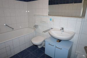 Badezimmer mit Wanne & Dusche