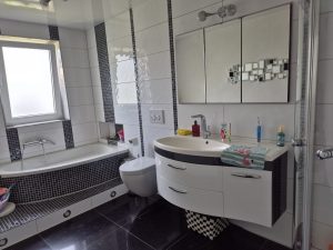 Tageslichtbad mit Wanne und Dusche