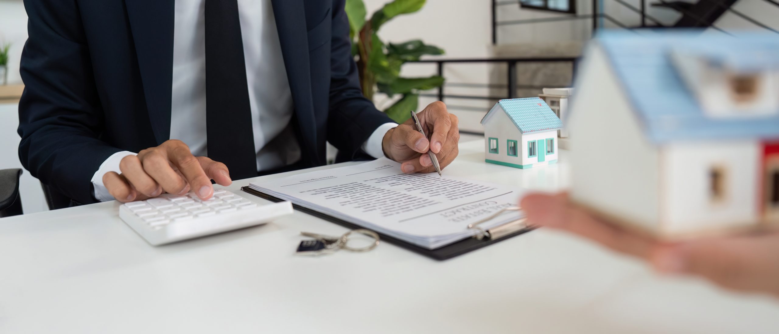 Real,Estate,Deal.,Professional,Discussing,Property,Agreement,With,Client.