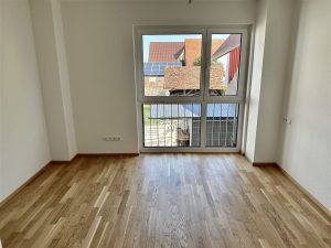 Zimmer mit bodentiefen Fenster