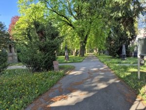 Pragfriedhof um die Ecke