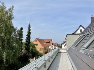 mit Dachterrasse