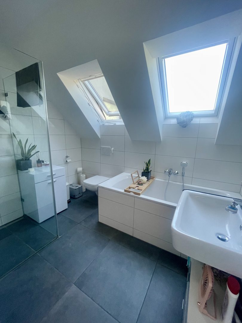 Tageslichtbad mit Wanne und Dusche