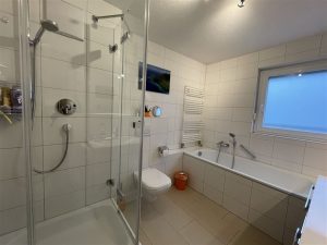 Tageslichtbad mit Wanne+Dusche