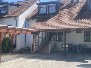 Gebäudeansicht mit Abgang zum UG