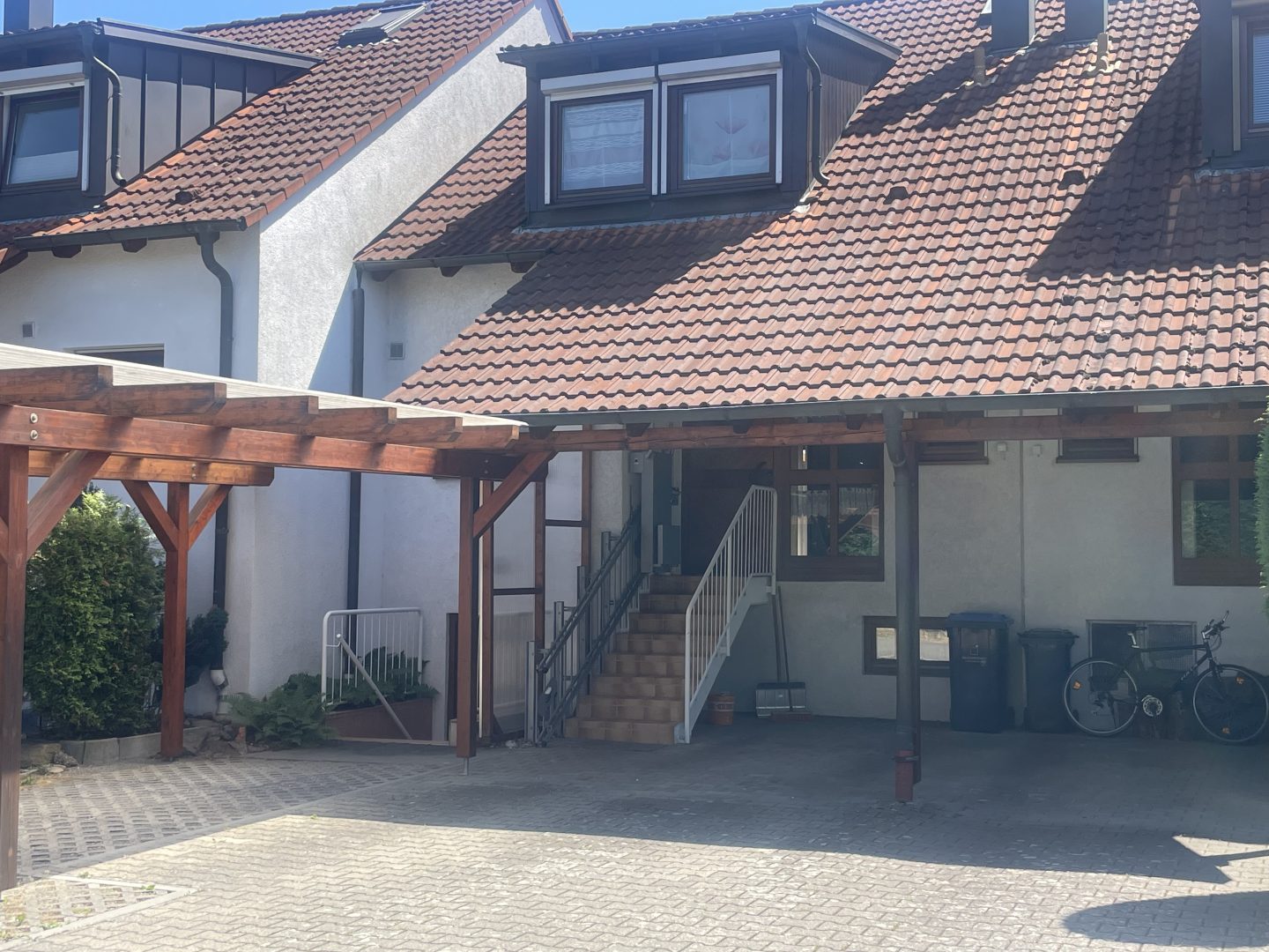 Gebäudeansicht mit Abgang zum UG