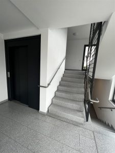 Treppenhaus und Aufzug