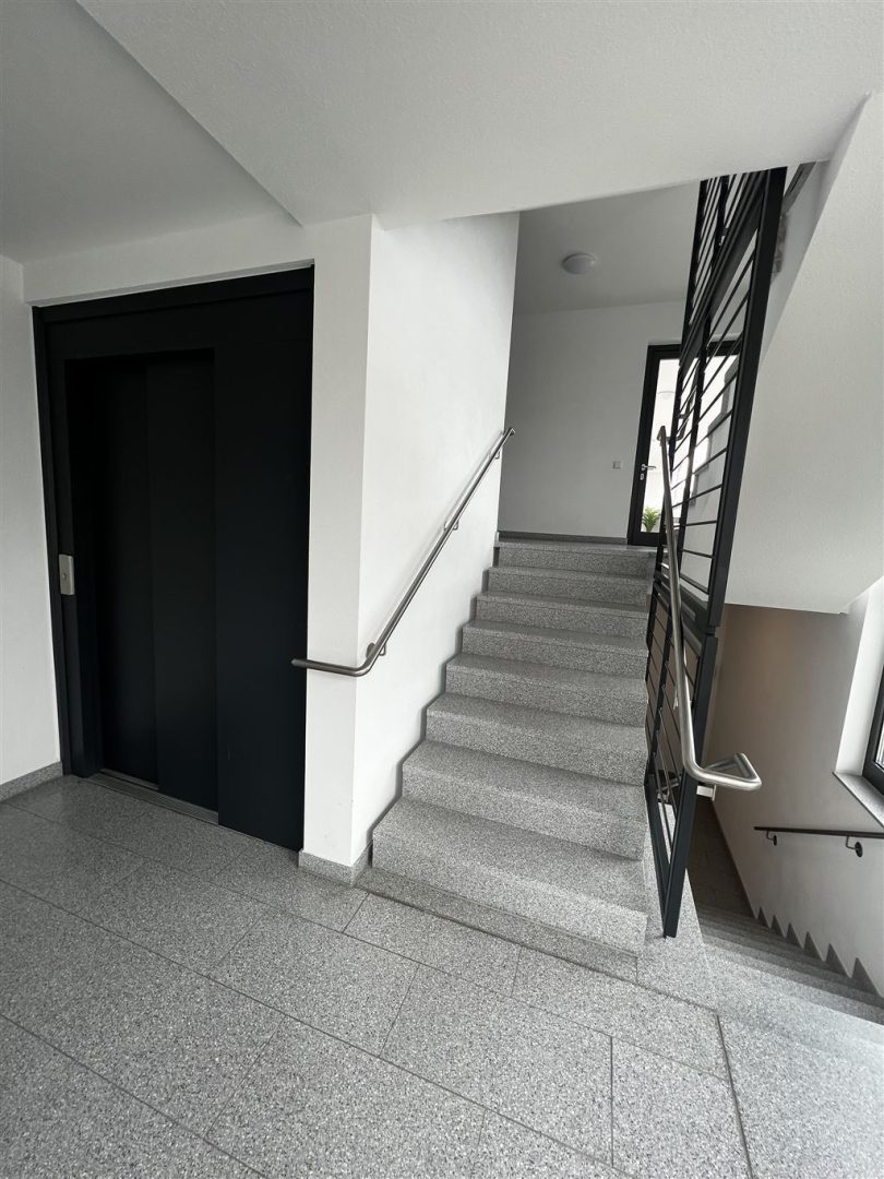 Treppenhaus und Aufzug