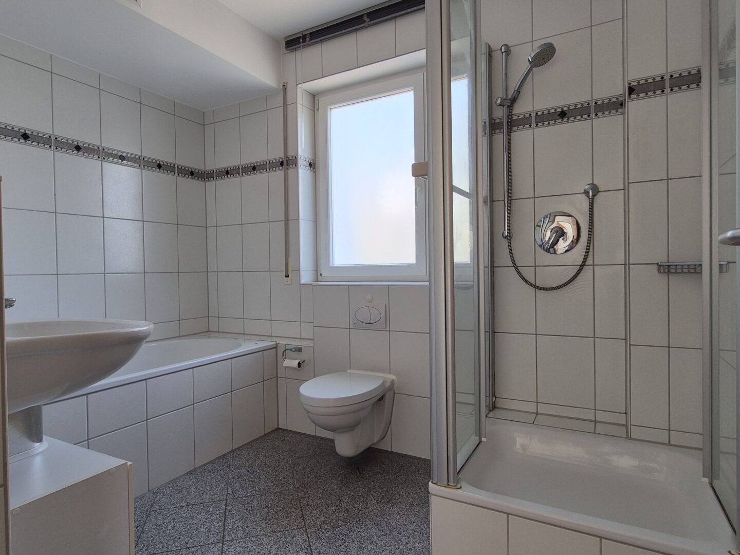Tageslichtbad mit Dusche und Wanne